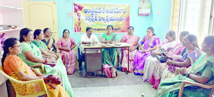   విలేకరులతో మాట్లాడుతున్న అంగన్‌వాడీ యూనియన్‌ నాయకులు