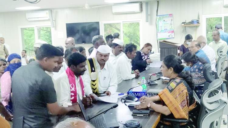 కలెక్టర్‌ ఎమ్‌.గౌతమికి సమస్యలను వివరిస్తున్న సిఐటియు నాయకులు