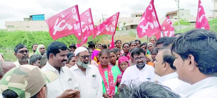    ఎమ్మెల్యే అనంత వెంకటరామిరెడ్డితో మాట్లాడుతున్న రాజీవ్‌కాలనీ సిపిఎం నాయకులు