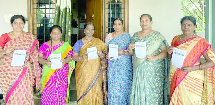  పోరుయాత్ర కరపత్రాలు విడుదల చేస్తున్న ఐద్వా నాయకురాళ్లు