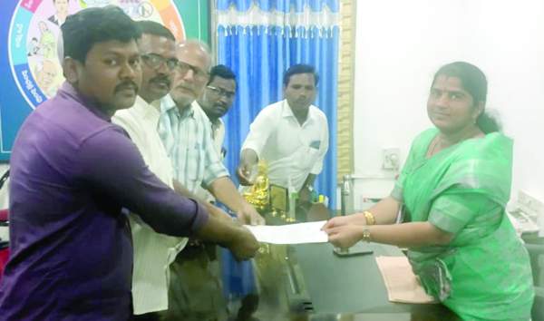   జెడ్పీ ఛైర్‌పర్సన్‌కు వినతిపత్రం సమర్పిసునన్న 'శ్రీరామిరెడ్డి' యూనియన్‌ నాయకులు