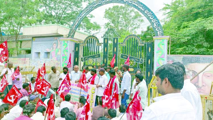  ఆందోళనలో మాట్లాడుతున్న సిఐటియు రాష్ట్ర నాయకులు జి.ఓబులు