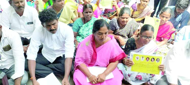  నిరసన వ్యక్త చేస్తున్న మాజీ మంత్రి పరిటాల సునీత, టిడిపి ఎస్సీ సెల్‌ రాష్ట్ర ప్రధాన కార్యదర్శి ఎంఎస్‌.రాజు, బాధితులు