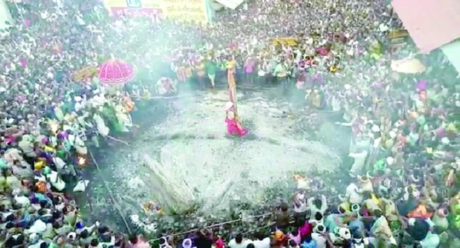 జనవాహిణి మధ్య అగ్నిగుండ ప్రవేశం చేస్తున్న స్వామివారు