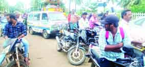 రైల్లేగేటు వేయడంతో ట్రాఫిక్‌లో అంబులెన్స్‌