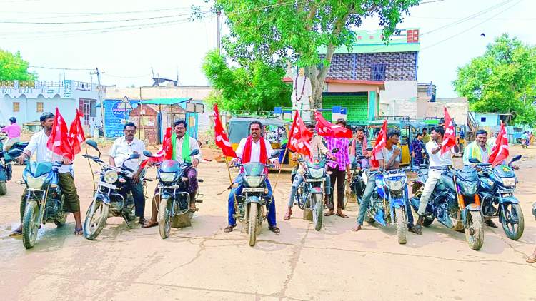   బైక్‌ ర్యాలీ నిర్వహిస్తున్న సిపిఎం నాయకులు