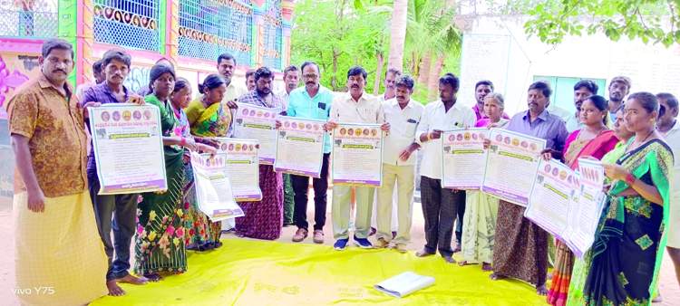  రాష్ట్ర సదస్సుకు సంబంధించిన గోడపత్రికలను విడుదల చేస్తున్న రజక సంఘం నాయకులు