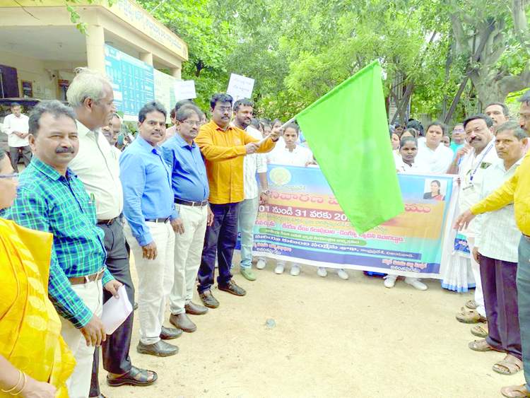   అనంతపురంలో ర్యాలీని ప్రారంభిస్తున్న డిఎంఅండ్‌హెచ్‌ఒ యుగంధర్‌