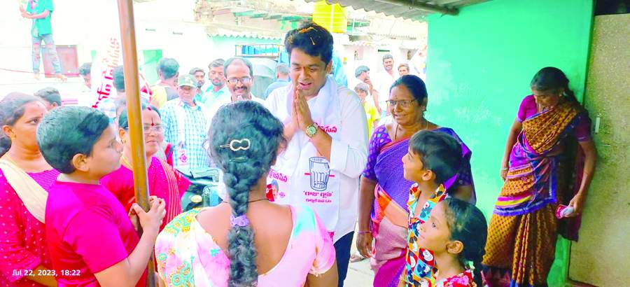   మహిళలతో మాట్లాడుతున్న జనసేన పార్టీ జిల్లా అధ్యక్షులు టిసి వరుణ్‌