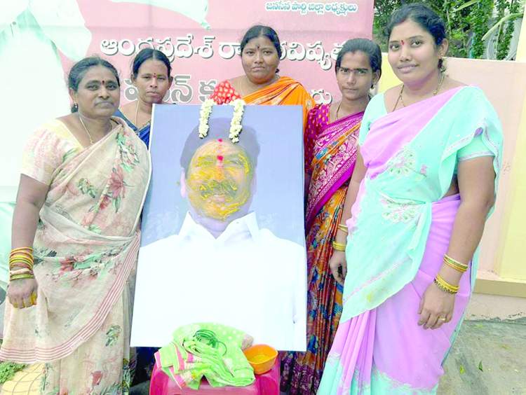   మంత్రి ఫొటోకు పసుపు పూసి పూలు, చీర పెట్టి నిరసన వ్యక్తం చేస్తున్న జనసేన వీరమహిళలు