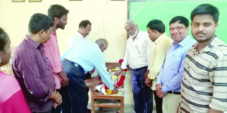  కవి గుర్రం జాషువాకు నివాళులర్పిస్తున్న అతిథులు