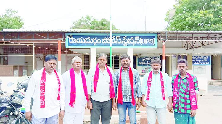   రాయదుర్గం స్టేషన్‌ వద్ద విలేకరులతో మాట్లాడుతున్న వామపక్ష నాయకులు