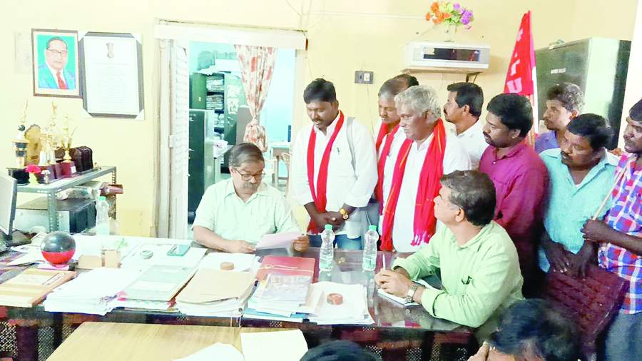 డిప్యూటీ కలెక్టర్‌కు వినతిపత్రం సమర్పిస్తున్న సిఐటియు నాయకులు