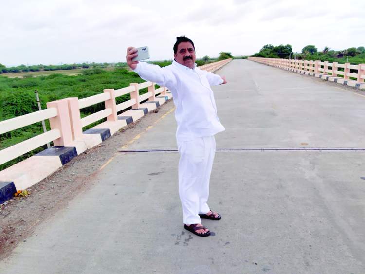 సెల్ఫీ చాలెంజ్‌ ఫొటో తీసుకుంటున్న మాజీమంత్రి కాలవ శ్రీనివాసులు