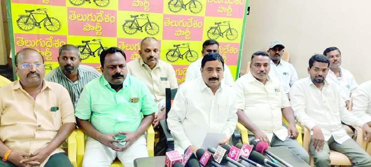 విలేకరులతో మాట్లాడుతున్న మాజీమంత్రి కాలవ శ్రీనివాసులు