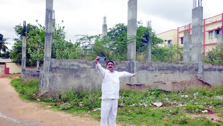   ఇండోర్‌ స్టేడియం వద్ద కాలవ సెల్ఫీ ఛాలెంజ్‌