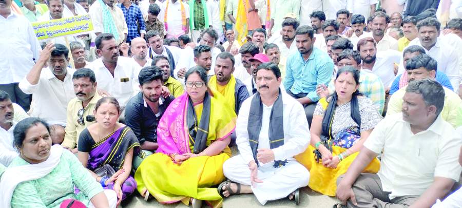 నిరసన వ్యక్తం చేస్తున్న టిడిపి నాయకులు