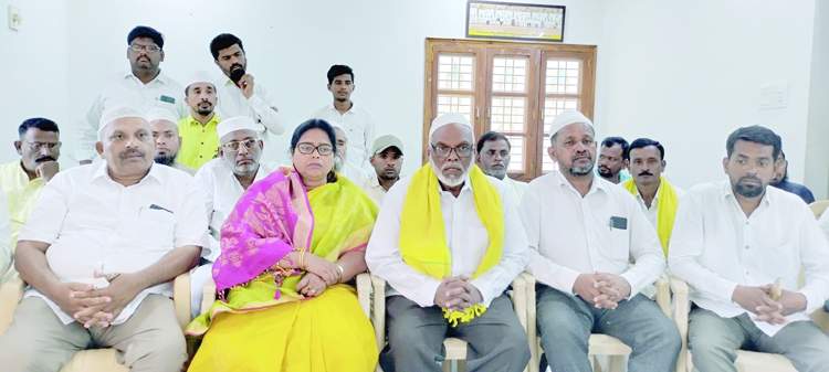   విలేకరులతో మాట్లాడుతున్న ముస్లిం మైనారిటీ నాయకులు