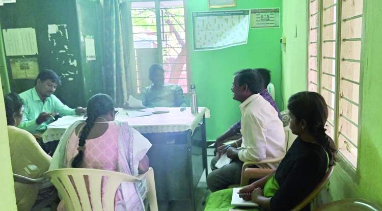   సిబ్బందితో మాట్లాడుతున్న వ్యవసాయ శాఖ గుత్తి ఎడిఎ వెంకటరాముడు