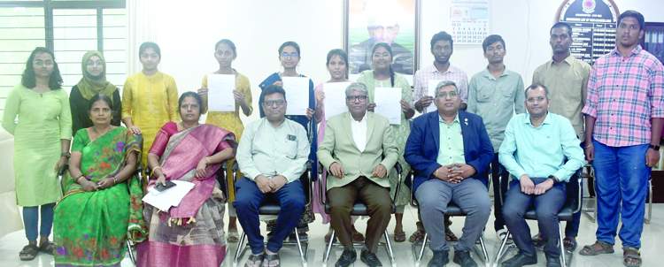 ఇంటిగ్రేటెడ్‌ కోర్సు విద్యార్థులతో విసి రంగజనార్ధన