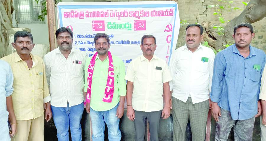 బ్యాంకు ఓబులేసు చిత్రపటానికి పూలమాల వేసి నివాళులర్పిస్తున్న మాజీ ఎమ్మెల్యే వై.విశ్వేశ్వరరెడ్డి