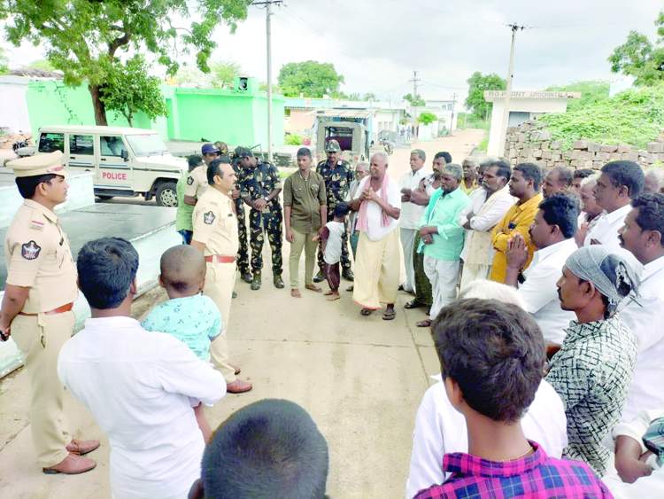 ప్రజలతో మాట్లాడుతున్న డీఎస్పీ గంగయ్య