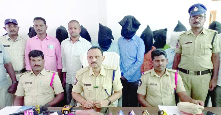   మట్కా నిర్వాహకుల వివరాలను వెల్లడిస్తున్న డీఎస్పీ గంగయ్య