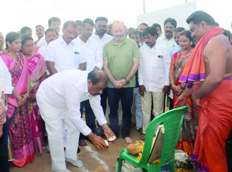 భూమిపూజ చేస్తున్న ఎమ్మెల్యే అనంత వెంకటరామిరెడ్డి
