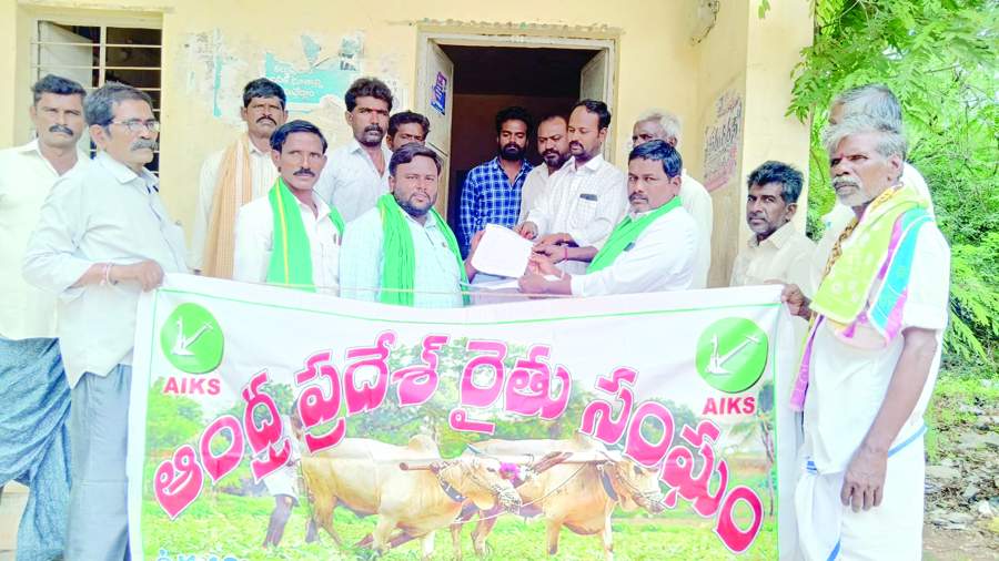   వ్యవసాయ శాఖ అధికారికి వినతిపత్రం సమర్పిస్తున రైతుసంఘం నాయకులు