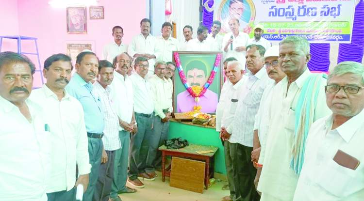   బ్యాంకు ఓబులేసు చిత్రపటానికి పూలమాల వేసి నివాళులర్పిస్తున్న మాజీ ఎమ్మెల్యే వై.విశ్వేశ్వరరెడ్డి