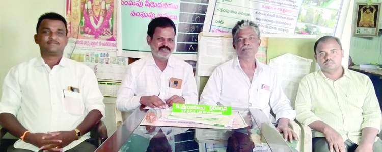  విలేకరులతో మాట్లాడుతున్న ఎఫ్‌ఎసిఎస్‌ ఛైర్మన్‌ శ్రీరాములు, సిఇఒ ఎర్రిస్వామి