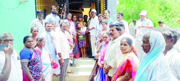  మహిళకు కరపత్రం అందజేస్తున్న మాజీ ఎమ్మెల్యే వై.విశ్వేశ్వరరెడ్డి