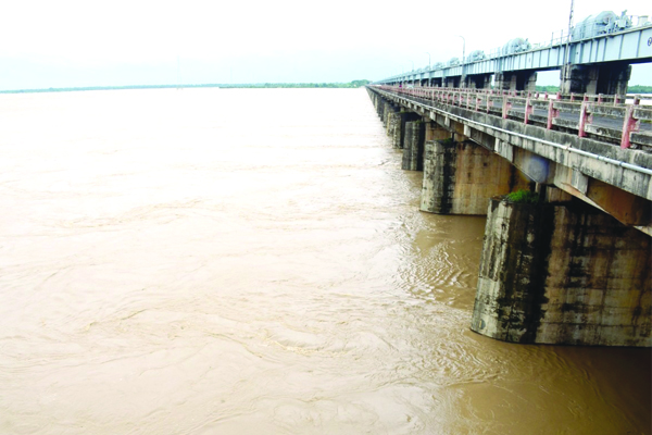 వరదలో పాట్లు..