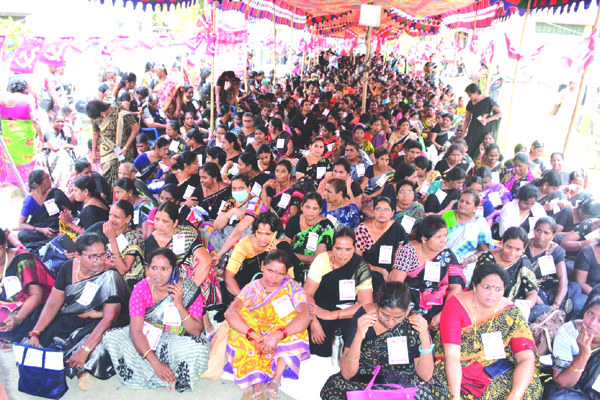 హక్కుల సాధనకు అంగన్‌వాడీల ధర్నా