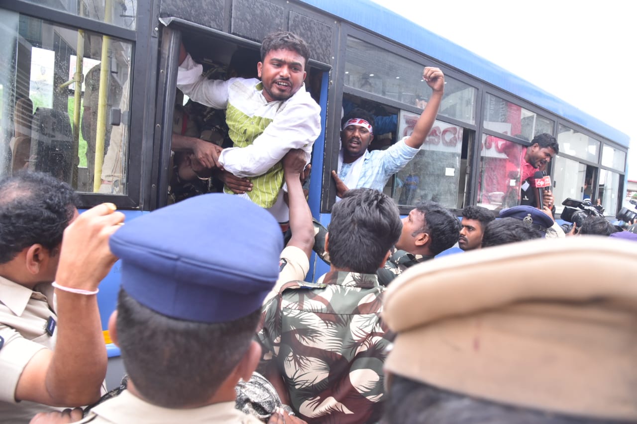 ఇంటర్‌ విద్యార్థుల కోసం ఎస్‌ఎఫ్‌ఐ పోరాటం