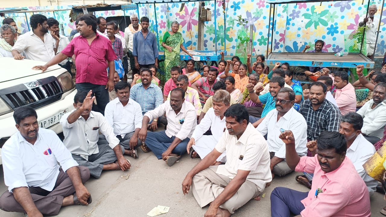 తోపుడు బండ్ల వ్యాపారుల పొట్ట కొట్టొద్దు