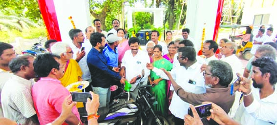 సొసైటీల సేవలను రైతులు సద్వినియోగం చేసుకోవాలి