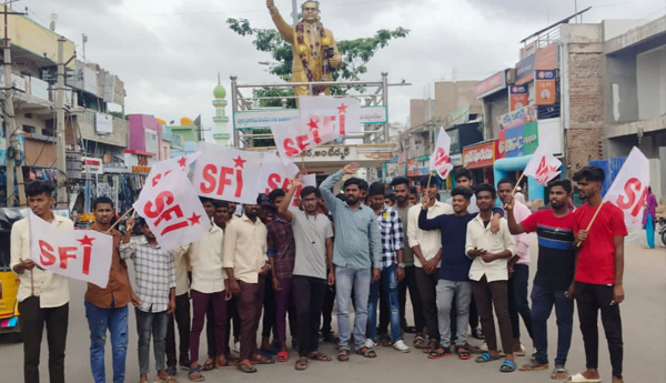 Dharna-in-Hindupur-to-protest-the-arrests-of-SFI-leaders