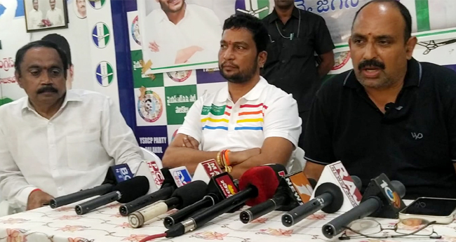 ycp-leaders-fires-on-annayapatrudu