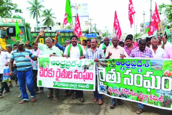 కేంద్రం విధానాల వల్లే రైతుల ఆత్మహత్యలు