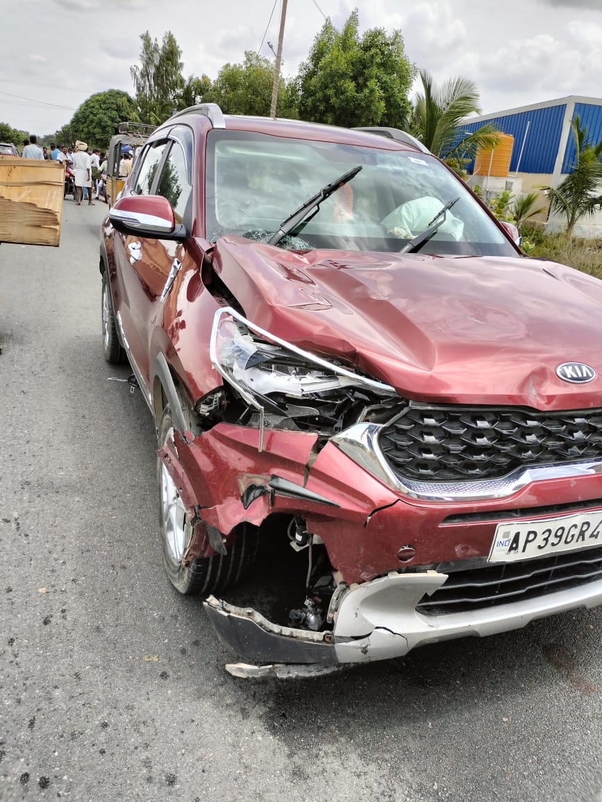 ద్విచక్ర వాహనాన్ని డీకొన్న కారు వ్యక్తి మృతి