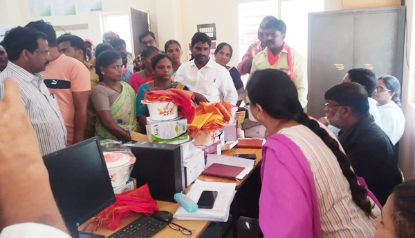 The-workers-were-insulted-by-not-being-selected-for-the-government-award