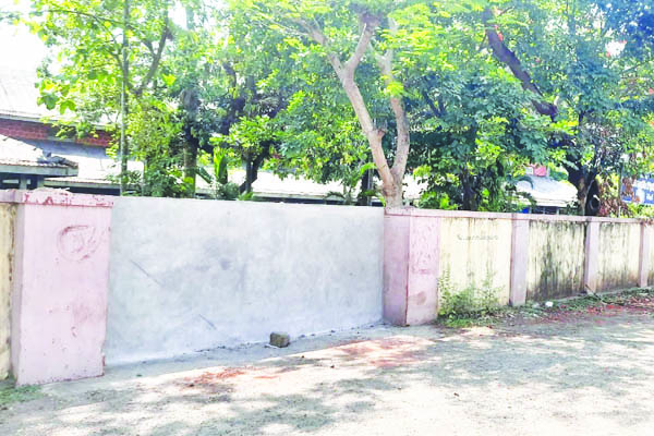 వాస్తు పేర అడ్డుగోలు నిర్మాణాలు