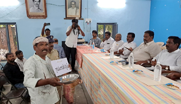 సర్పంచి వినూత్న నిరసన