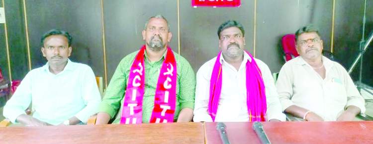 విలేకరులతో మాట్లాడుతున్న మున్సిపల్‌ ఉద్యోగ కార్మిక సంఘం జిల్లా అధ్యక్షుడు ఎటిఎం నాగరాజు