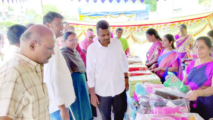    'ఆహా క్యాంటిన్‌'ను ప్రారంభించి పరిశీలిస్తున్న మేయర్‌ వసీం