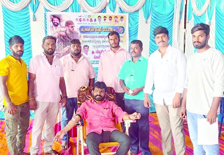  రక్తదానం చేస్తున్న యువత, జనసేన నాయకులు