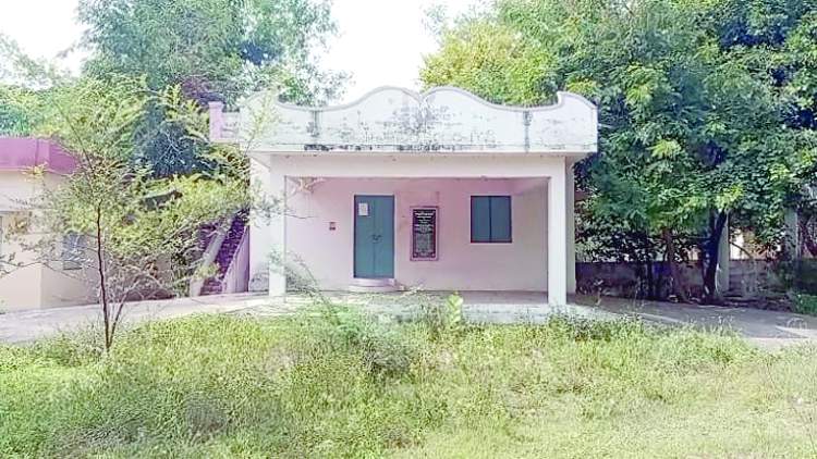   ఉద్యానవన శాఖ కార్యాలయంపై కనిపించని త్రివర్ణ పతాకం