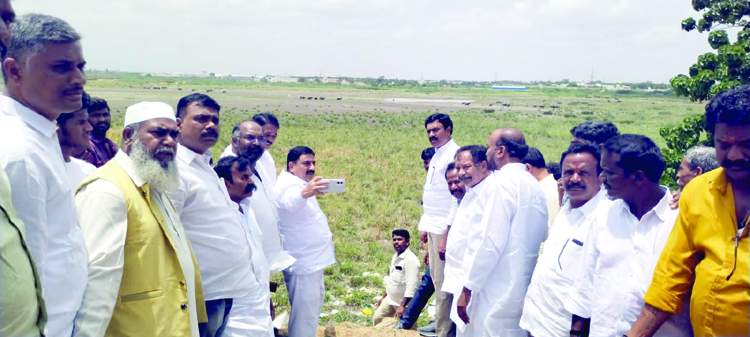 గుత్తి చెరువు వద్ద సెల్ఫీ దిగుతున్న టిడిపి నాయకులు