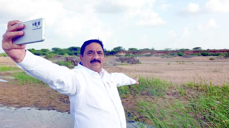   వేదవతి నది వద్ద సెల్ఫీ దిగుతుతున్న మాజీమంత్రి కాలవ శ్రీనివాసులు